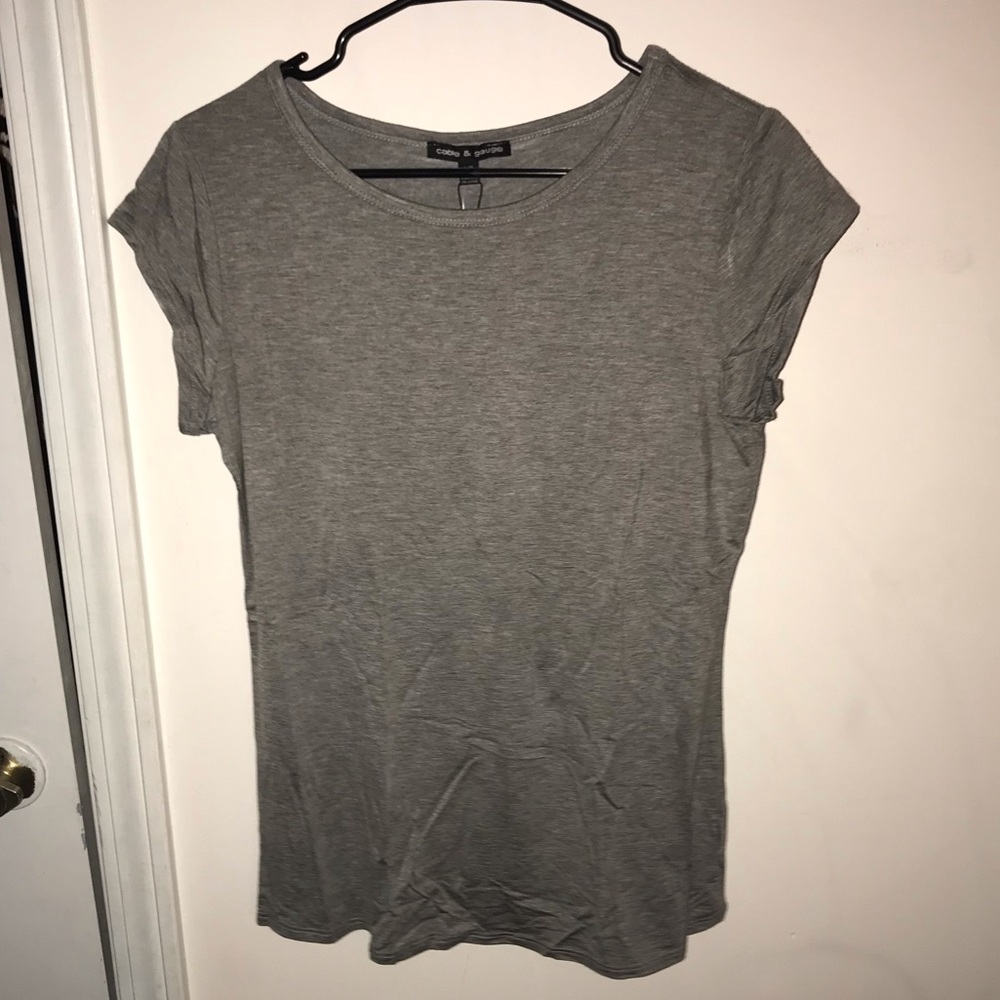 Grey t-shirt.